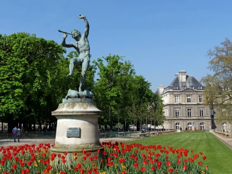 What makes Paris worth visiting - Luxembourg Palace and Garden sculptures