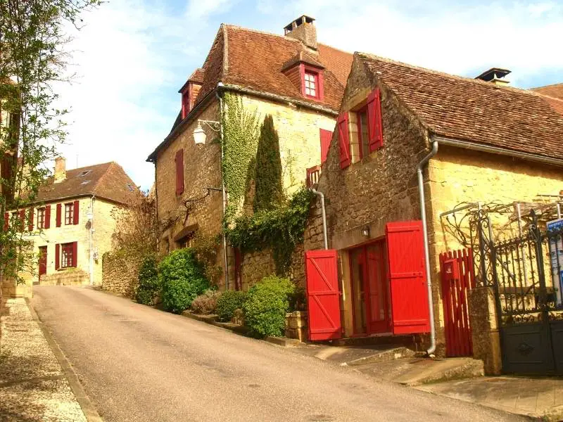 Domme France, Vine covered houses in Domme