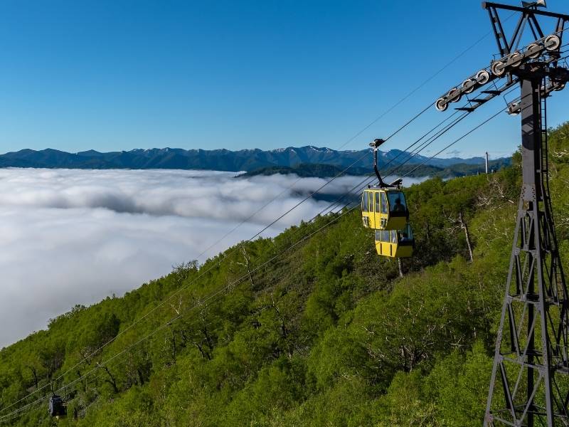 Cable-Car-Sea-of-Clouds-at-Unkai-Terrace-Hokkaido-Japan